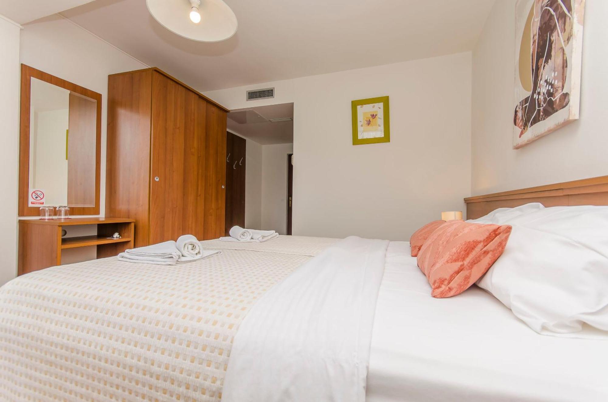House Hotel Plava Laguna Тисно Екстериор снимка