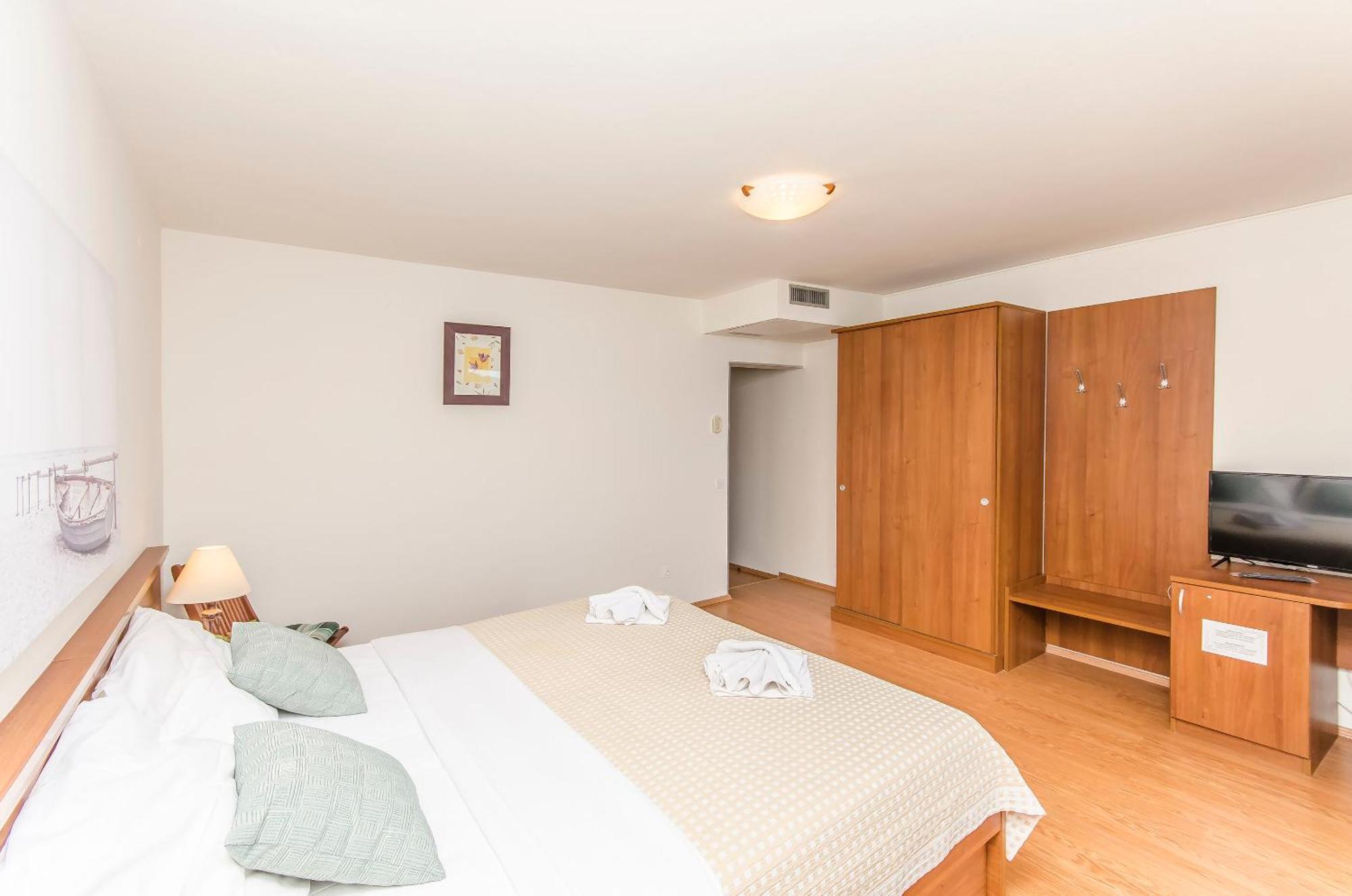 House Hotel Plava Laguna Тисно Екстериор снимка