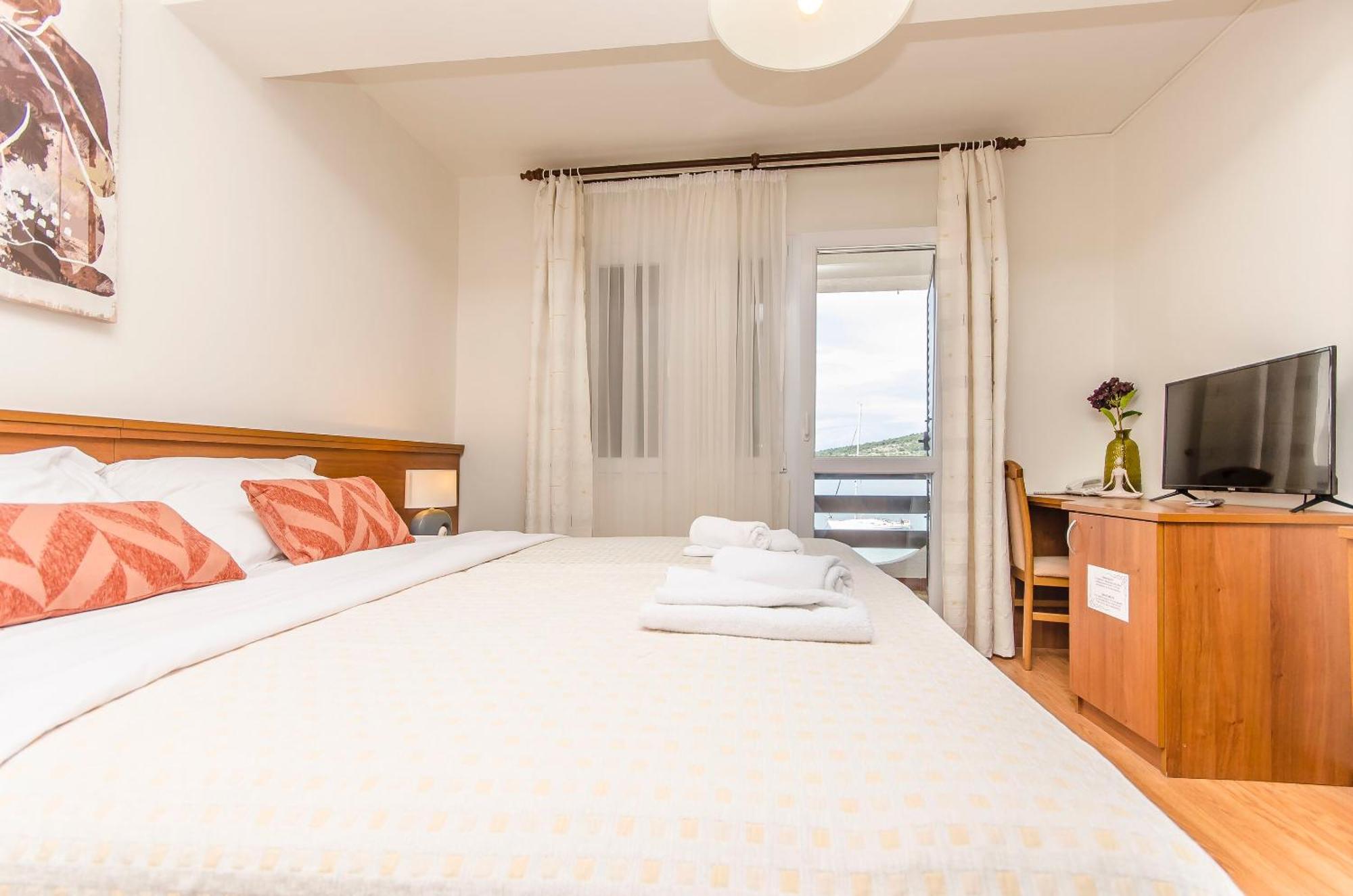 House Hotel Plava Laguna Тисно Екстериор снимка