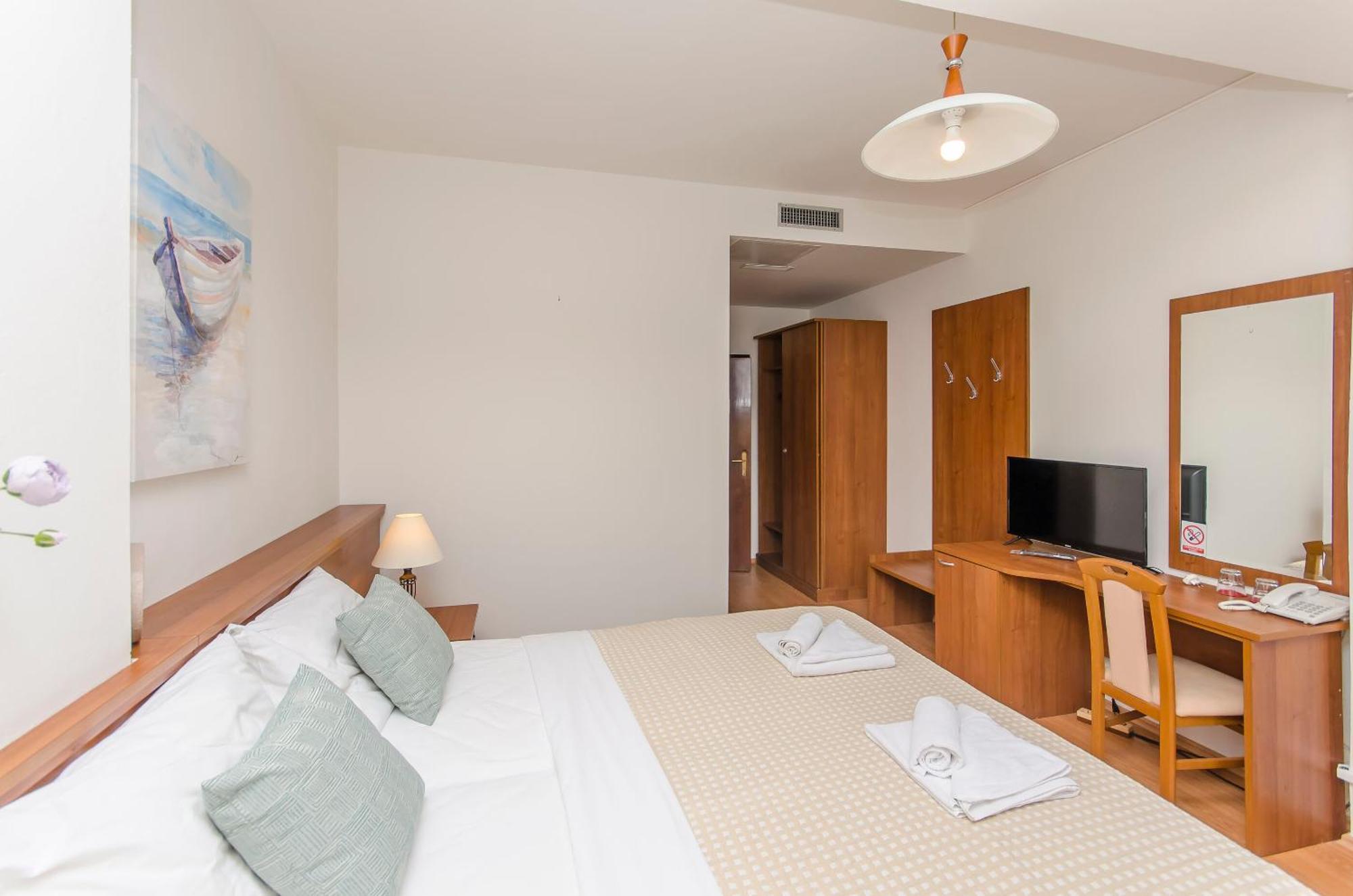 House Hotel Plava Laguna Тисно Екстериор снимка