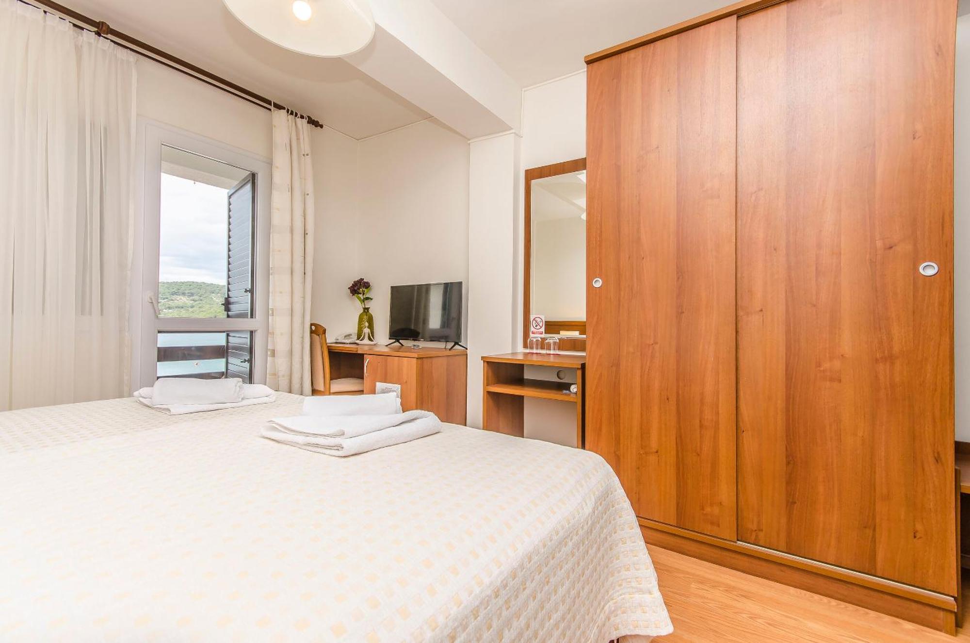House Hotel Plava Laguna Тисно Екстериор снимка