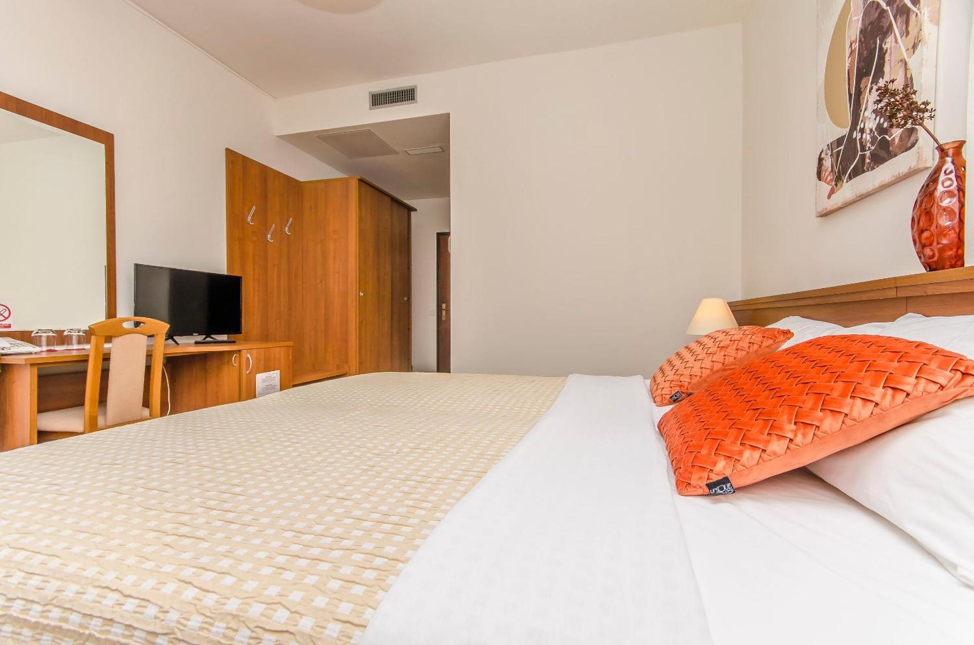 House Hotel Plava Laguna Тисно Екстериор снимка
