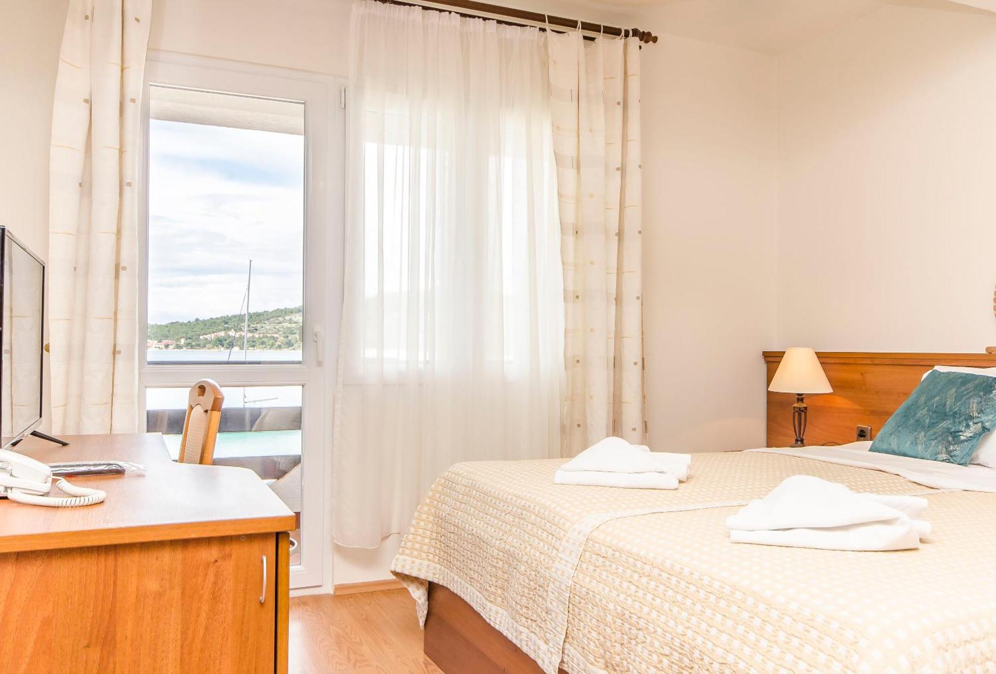 House Hotel Plava Laguna Тисно Екстериор снимка