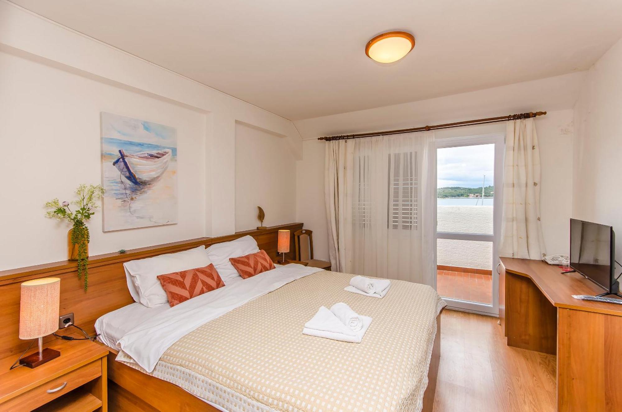 House Hotel Plava Laguna Тисно Екстериор снимка