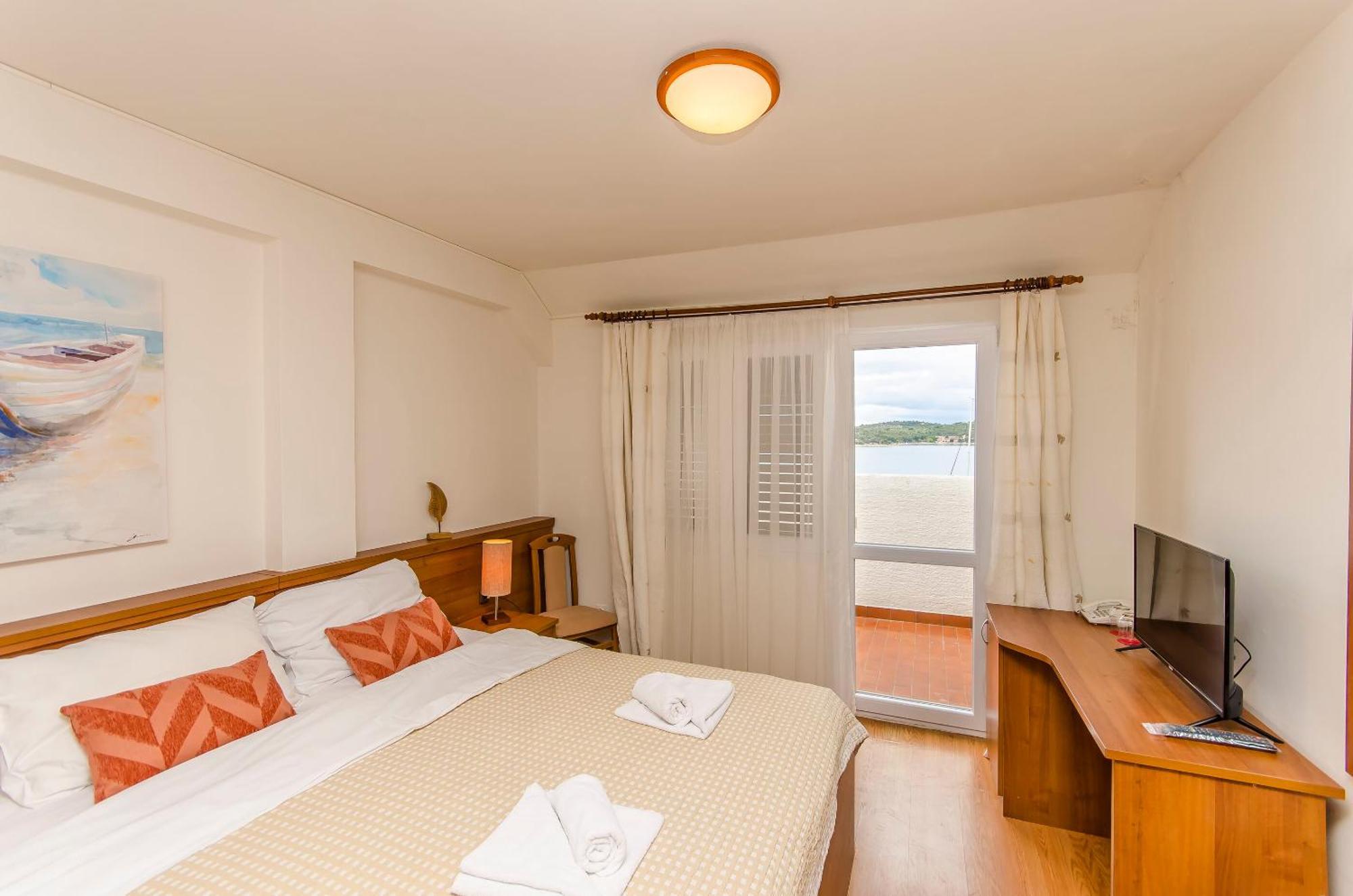 House Hotel Plava Laguna Тисно Екстериор снимка