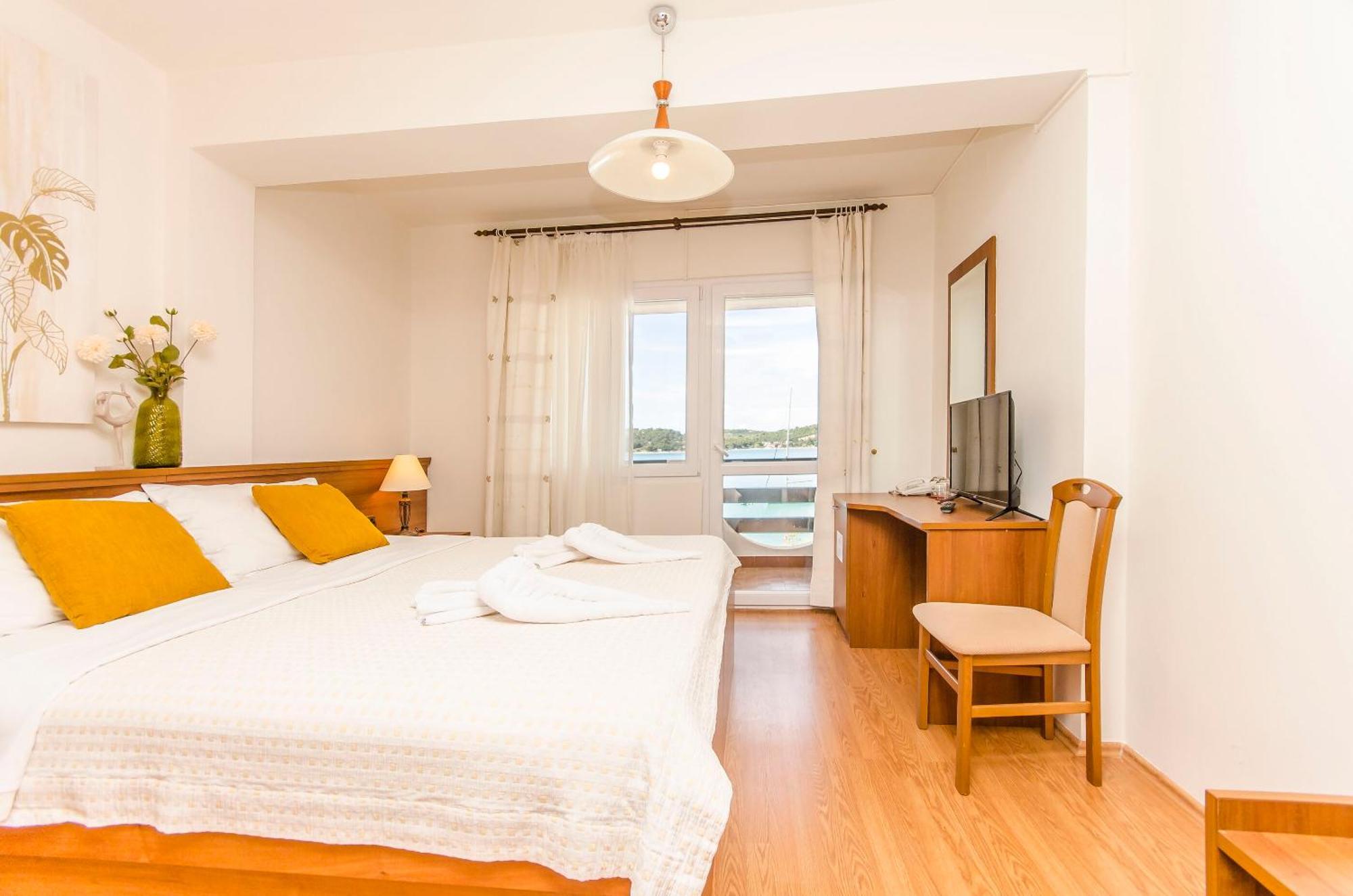 House Hotel Plava Laguna Тисно Екстериор снимка