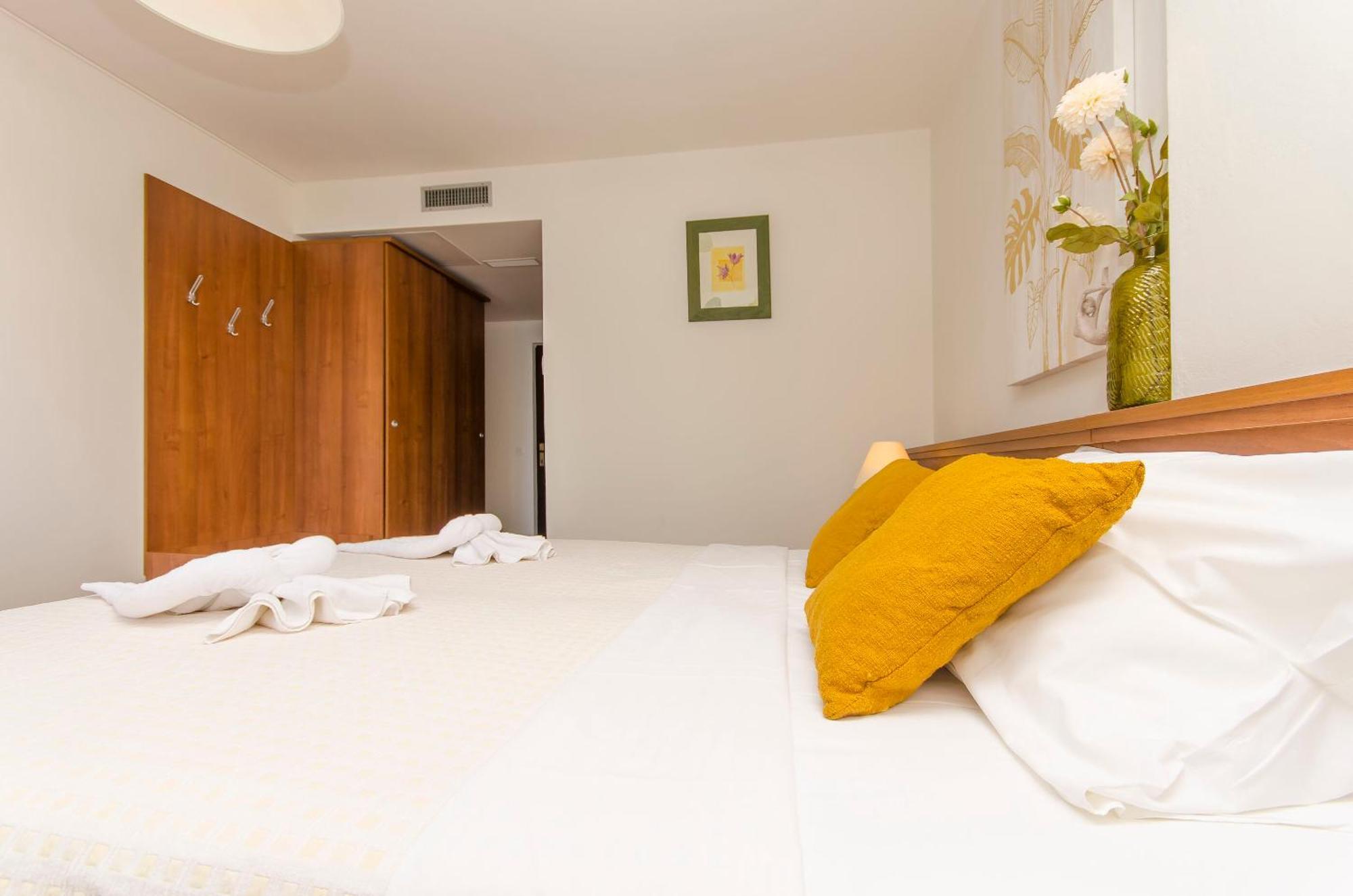 House Hotel Plava Laguna Тисно Екстериор снимка