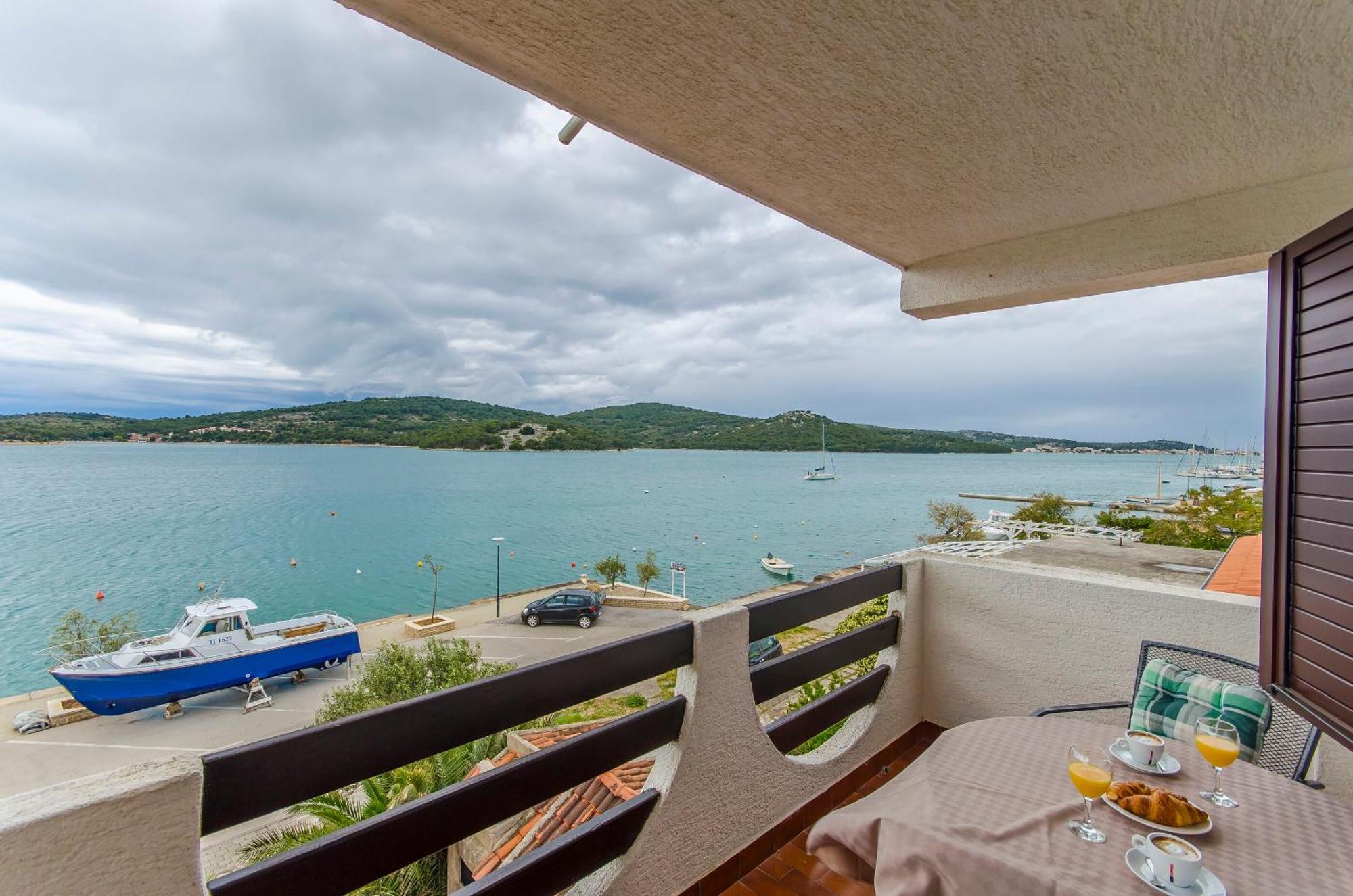House Hotel Plava Laguna Тисно Стая снимка