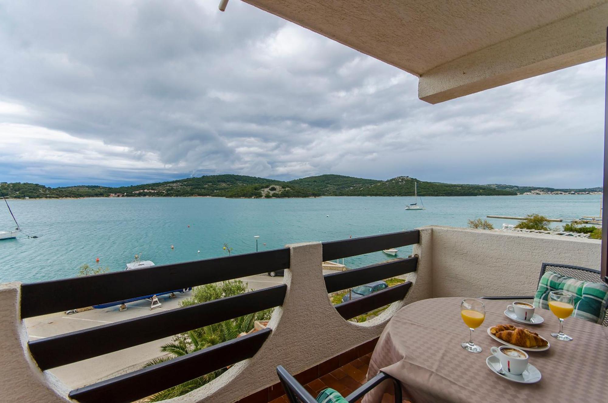 House Hotel Plava Laguna Тисно Стая снимка